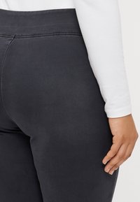 ONLY Carmakoma CARROYAL MID WAIST FLARED - Flared Jeans - washed black