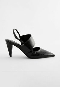 Svart slingback-högklackad sko med spetsig tå, texturerad lackfinish och ett brett rem över fotryggen.