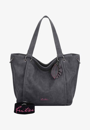 Borsa a spalla grigia in ecopelle con manici doppi, hardware argentato, un ciondolo a forma di foglia e una tracolla rimovibile con il nome del marchio in rosa.