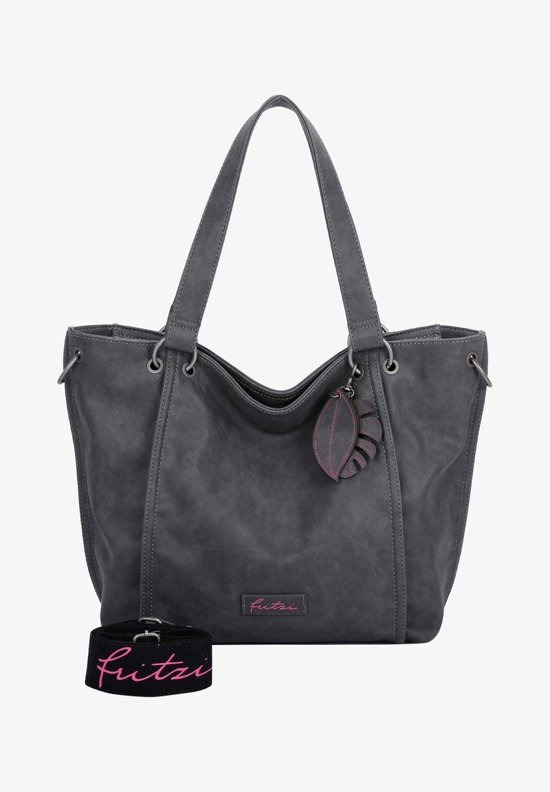 Borsa a spalla grigia in ecopelle con manici doppi, hardware argentato, un ciondolo a forma di foglia e una tracolla rimovibile con il nome del marchio in rosa.