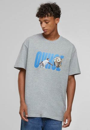 T-shirt en coton gris à coupe décontractée, avec un design graphique bleu représentant une personne et un hibou au centre. Manches courtes et col rond.