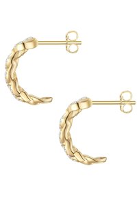 Boucles d'oreilles en forme de créoles en teinte dorée avec un design torsadé et de petits accents en cristal d'un côté. Comprend une fermeture à tige et papillon.