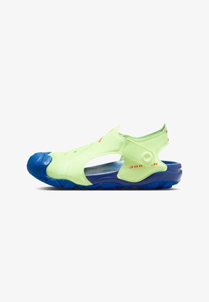 Hellgrüne und blaue Sport-Sandale mit offenem Zehenbereich, verstellbarem Fersenriemen und rotem „Jordan“-Logo an Seite und Ferse.