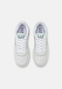 EA7 Emporio Armani SUMMER COURT - Tenisice - white/iceflow/stargaze