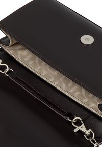 Portafoglio in pelle marrone con chiusura a scatto, dotato di un interno a fantasia di colore chiaro e accessori in argento. Comparto con zip e catena.