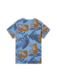 T-shirt a maniche corte di colore blu con un motivo ripetitivo di leopardi e fogliame in verde scuro e marrone, realizzato in tessuto leggero.