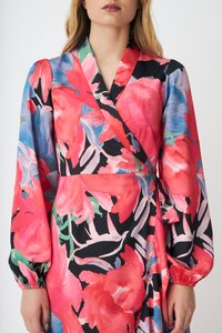 Ziedu apģērba kleita ar spilgti sarkaniem un ziliem rakstiem uz melna fona, ar garām piedurknēm un jostu viduklī. Gluda auduma faktūra.