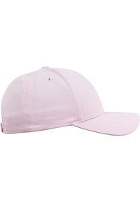 Cappellino da baseball rosa con visiera curvata, realizzato in tessuto con una texture liscia. Presenta fori di ventilazione e una fascia di regolazione sul retro.
