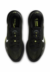 Czarne i zielone buty sportowe z oddychającą siateczką, białym logo Nike, ton w ton sznurowadłami oraz teksturowaną podeszwą; posiadają jasnobiałe akcenty.