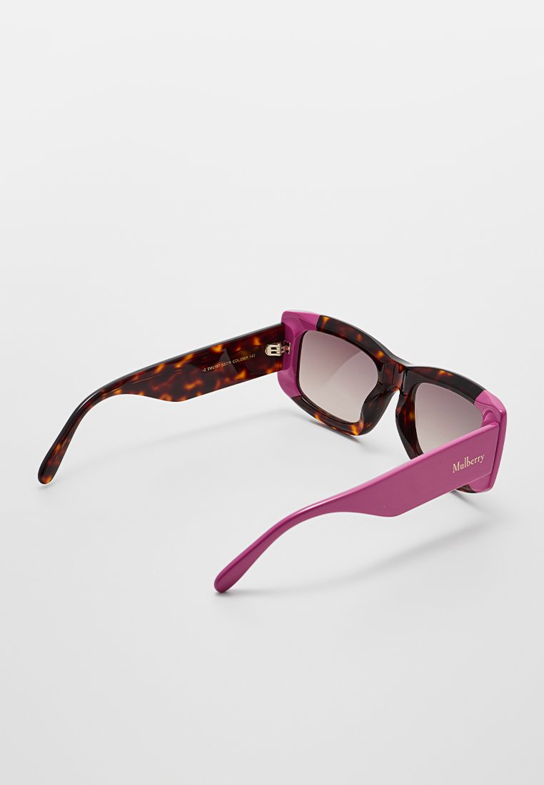 Sonnenbrille mit einem braunen Schildplatt-Rahmen und lebhaften pinken Akzenten, ausgestattet mit dunklen Gläsern und einer eleganten rechteckigen Form. Mit "Mulberry" gekennzeichnet.