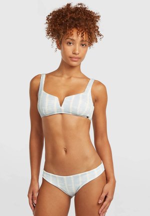 Bikini rayé bleu et blanc avec un haut à col en V doté de larges bretelles et un bas assorti taille basse. Tissu à texture lisse, design minimaliste.