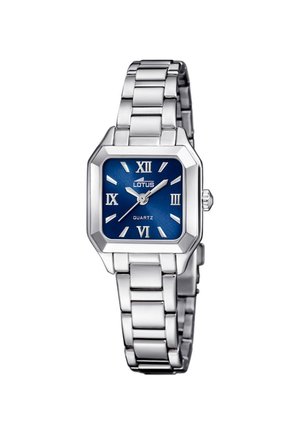 Zilverkleurig metalen polshorloge met een vierkante blauwe wijzerplaat, Romeinse cijfers, drie wijzers en een schakelkettinkje als band.