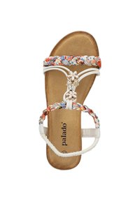 Sandales tissées avec des brides colorées en tresse, des accents blancs, du matériel décoratif en forme de fleur et une semelle en cuir marron texturée.