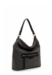 Graue Stoff-Schultertasche mit einem strukturierten schwarzen Lederriemen, einer vorderen Reißverschlusstasche und einem lässigen Design. Glatte Oberfläche und minimale Details.