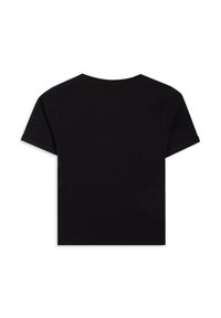 Camiseta negra recortada de algodón, con cuello redondo y mangas cortas con dobladillos enrollados. Textura suave, diseño sencillo.