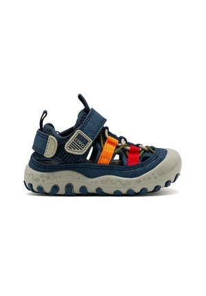 Sandalia azul oscuro hecha de materiales de malla y caucho, con correas en naranja, rojo y amarillo, una suela acolchada y una puntera reforzada.