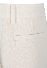 Witte gebreide stoffen broek met een platte tailleband en een achterzak met een nette naad. Het materiaal heeft een subtiel geweven patroon.