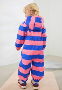 Kleurrijke winteroverall met afwisselend roze en blauwe strepen, een capuchon, elastische manchetten en een getailleerd ontwerp.