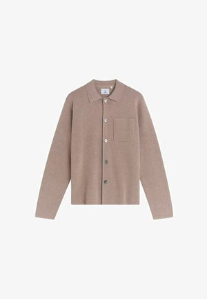 Beige knopen cardigan met lange mouwen, een platte kraag, een enkele borstzak en een gladde stoftextuur. metalen knopen accentueren de voorkant.