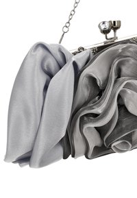 Zilveren en grijze satijnen clutch met bloem geïnspireerde plooien, metalen frame, sluiting met een edelsteen en een afneembare kettingriem.