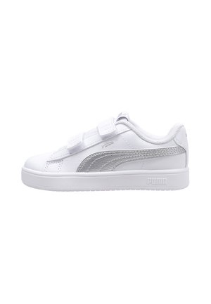 Zapatilla blanca Puma con franja de logotipo plateada, dos tiras de velcro y suela acolchada sobre un fondo blanco liso.