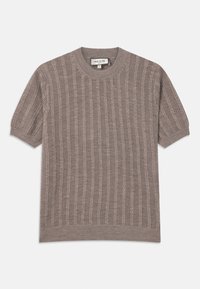Hnedý rebrovaný sveter s krátkym rukávom a okrúhlym výstrihom. Vyrobený z textúrovaného pleteného materiálu, ktorý má vertikálne pásikové vzory a priliehavé okraje.