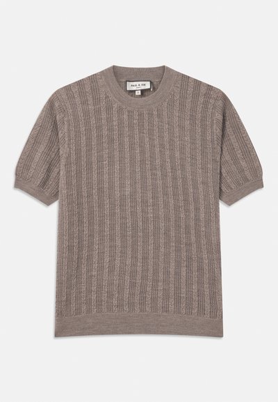 Brown ribbed short-sleeve sweater with a round neckline. Made of textured knit fabric, featuring vertical stripe patterns and fitted edges.