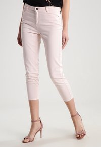 Pantaloni cropped rosa chiaro realizzati in tessuto misto cotone, con un classico design a cinque tasche e una silhouette aderente.