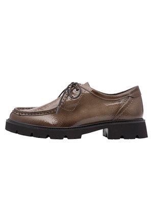 Brun blank læder snørestøvle med tyk sort slidsolet sål, lav hæl og mokkasin-syning ved tåen, vist fra siden på en hvid baggrund.