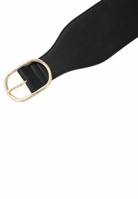 Sort læderbælte med en bred rem, der har en stor guldfarvet metalbuckle med dobbelt prong. Glat tekstur med rene kanter.