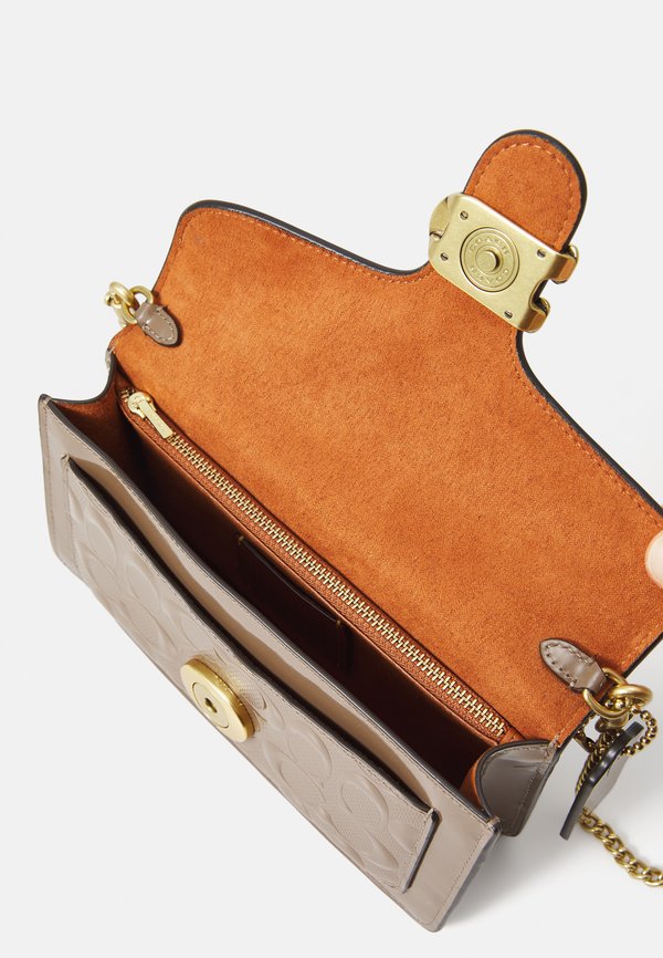 PATENT SIGNATURE TABBY CHAIN - Cross body bag - dark stone2