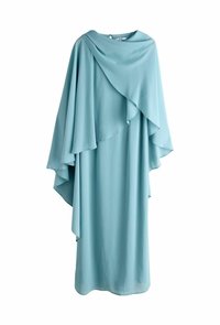 Vestido kaftán azul claro de tela fluida, con mangas superpuestas y drapeadas y escote redondo. Textura suave, diseño hasta la rodilla.