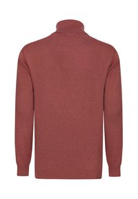 Suéter rojo de punto con cuello alto, puños y dobladillo acanalados. Textura de tejido con un acabado suave, ideal para superponer.