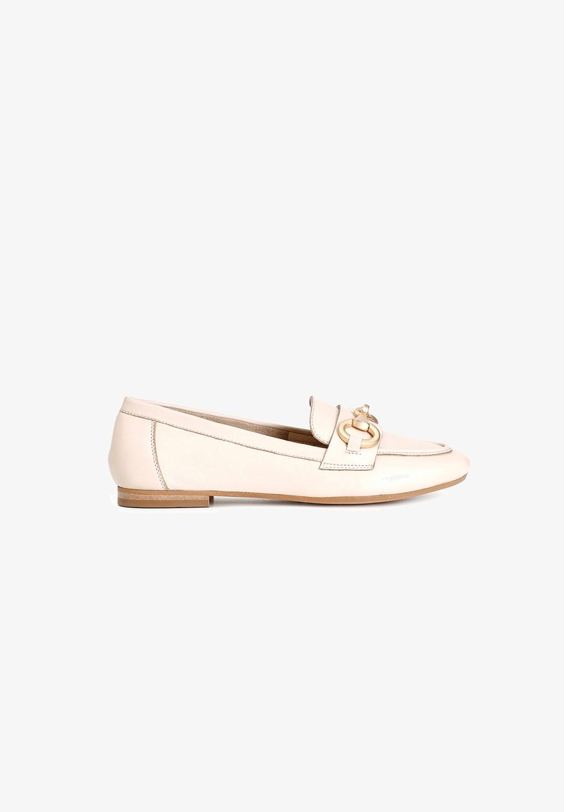 Beige Lederloafers mit flacher Sohle, runder Zehenform und einem dekorativen goldenen Schnallenakzent vorne. Glatte Textur und elegantes Design.
