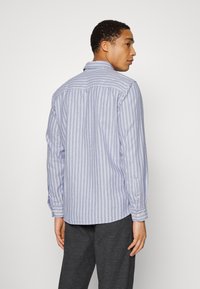 Selected Homme SLHSLIMPUMP SHIRT STRIPES - Camisa formal - oyster gray