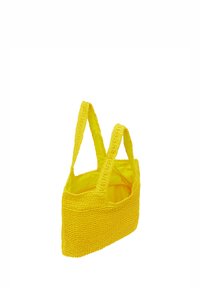 Gul strikket totebag med to håndtag og en rummelig indvendig plads. Eksteriøret har et struktureret vævet design. Foret indvendige er synligt.