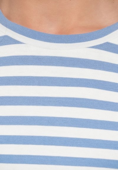 Κοντινό πλάνο της λαιμόκοψης ενός μπλε και λευκού πουκαμίσου με οριζόντιες ρίγες, με ορατό δέρμα πάνω από το γιακά.