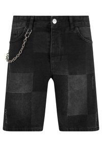 Pantalones cortos de mezclilla negra con un diseño de patchwork, herrajes de cadena, cinco bolsillos y detalles deshilachados en el lado inferior izquierdo.