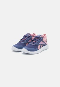 Scarpe sportive navy e rosa con tomaia in mesh, punta rotonda, suola bianca e design con lacci; presenta il marchio sulla linguetta e sul lato.