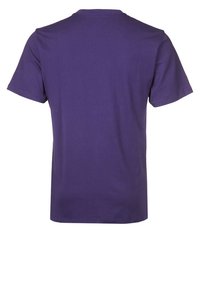 Lila bomull t-shirt med rundad halsringning och korta ärmar. Slät textur, avslappnad passform och inga synliga mönster eller detaljer.