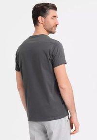 Kulkars grå kortærmet T-shirt lavet af blødt materiale, med en klassisk rund hals og en afslappet pasform, og med minimale syninger.