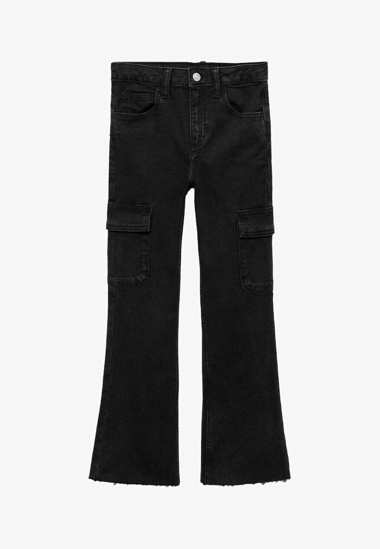 Črne flisaste cargo hlače s flared krojem, dvema stranskima žepoma, surovim robom in gumbom za zapiranje. Gladka tekstura in trden material.