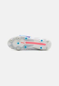 Botines de fútbol con una base blanca, acentos azules y una franja rosa. Presenta una suela texturizada con seis tacos para mayor agarre.