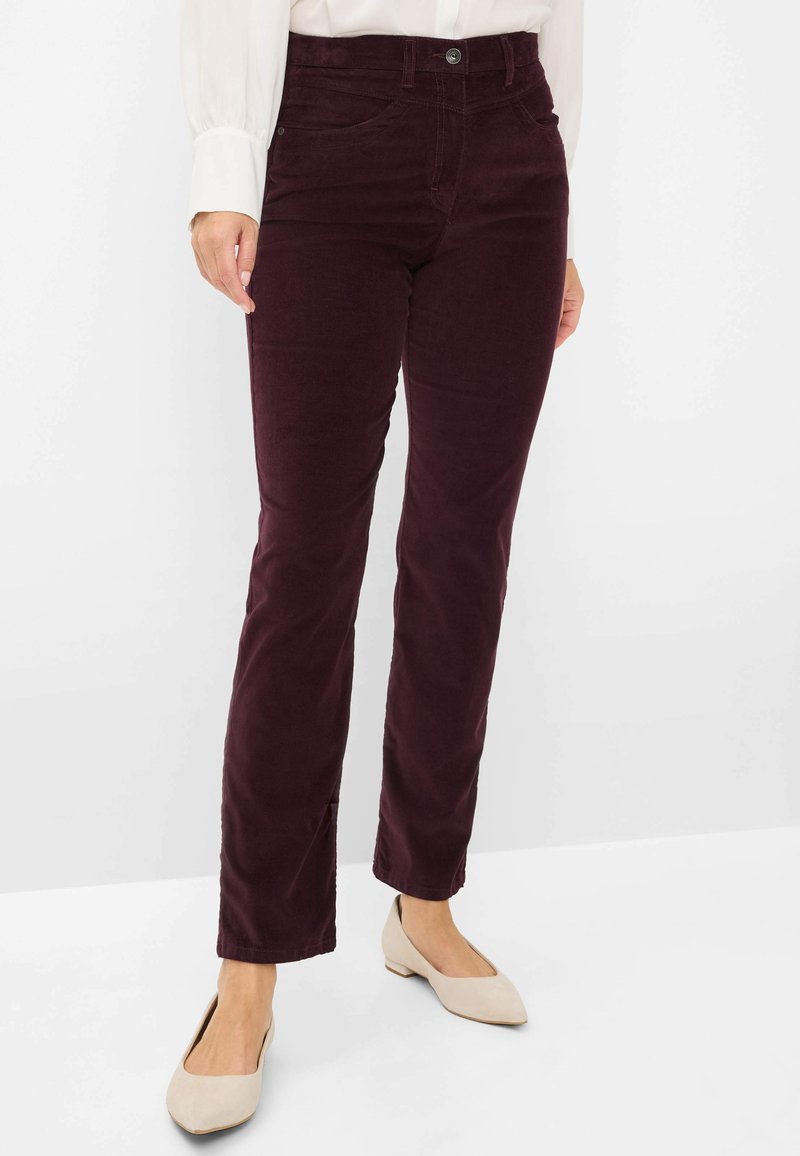 Bordeaux corduroy broek met een rechte pijp, voorzakken en een knoopsluiting, gecombineerd met lichtbeige flats.