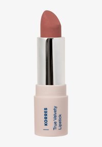 Rouge à lèvres dans une teinte rose doux avec un tube argenté et une base rose pâle étiquetée "Korres True Velvety Lipstick" sur un fond blanc.