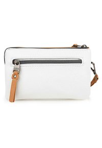 Billetera con cremallera de cuero blanco con textura suave, que presenta un strap de cuero marrón y una cremallera metálica. Forma rectangular compacta.