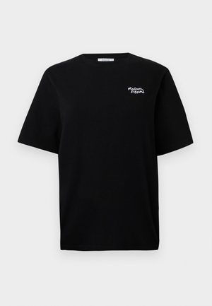 Čierne krátkosrsté tričko s okrúhlym výstrihom a malým bielym logom "Maison Kitsuné" na hornej ľavej časti hrude.