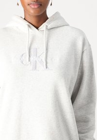 Calvin Klein Jeans MONOLOGO HOODIE DRESS - Dienas kleita - ivory grey