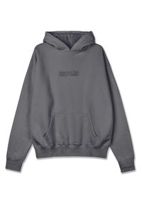 Sudadera gris hecha de una tela suave con un bolsillo delantero y puños acanalados. Presenta texto bordado en el pecho en un color contrastante.