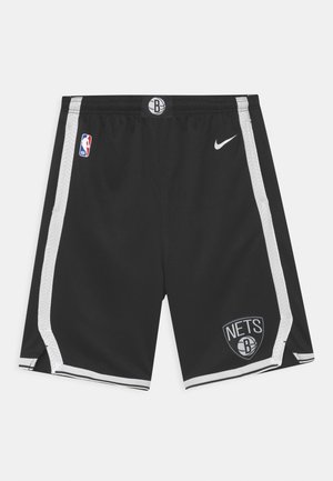 Pantalones cortos de baloncesto negros hechos de tela ligera, con franjas laterales blancas, logo de la NBA y logo de los Brooklyn Nets en el lado inferior izquierdo.